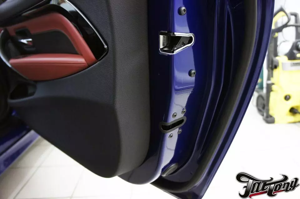 BMW M4. Установка карбоновой губы Vorsteiner, нанесение наклеек на резину и установка универсальных доводчиков дверей.